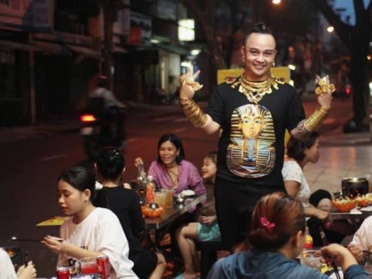 3 đại gia ở Sài Gòn đeo cả trăm cây vàng chỉ để đứng bán hàng-1