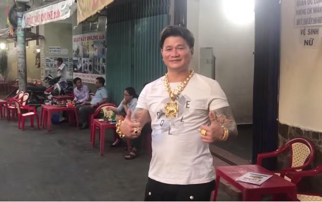 3 đại gia ở Sài Gòn đeo cả trăm cây vàng chỉ để đứng bán hàng-4