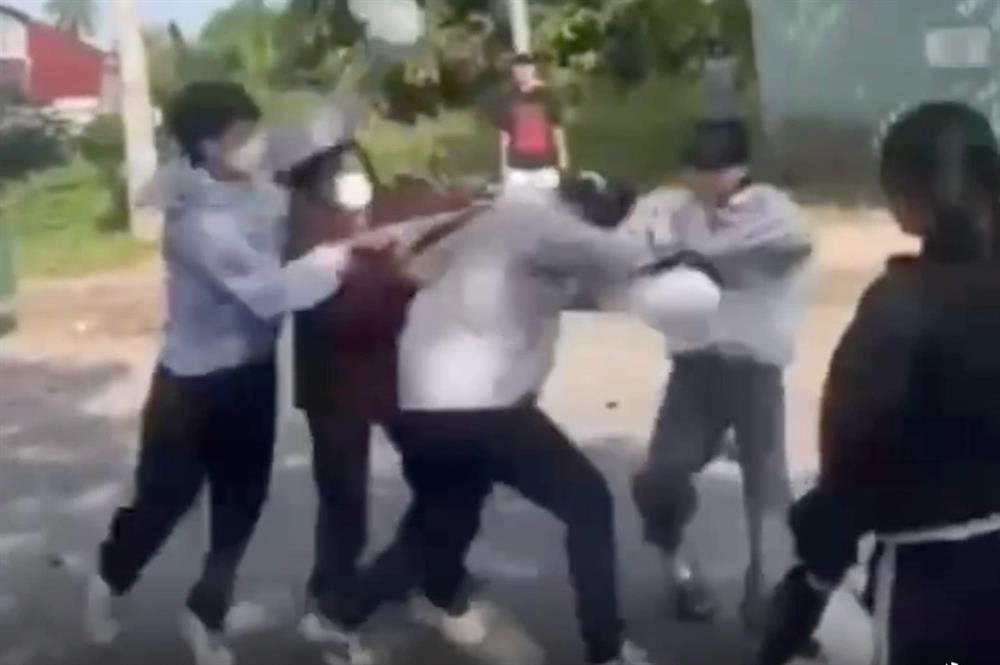 Nữ sinh miền Tây bị 7 người đánh hội đồng gãy xương mũi, chấn thương đầu-1