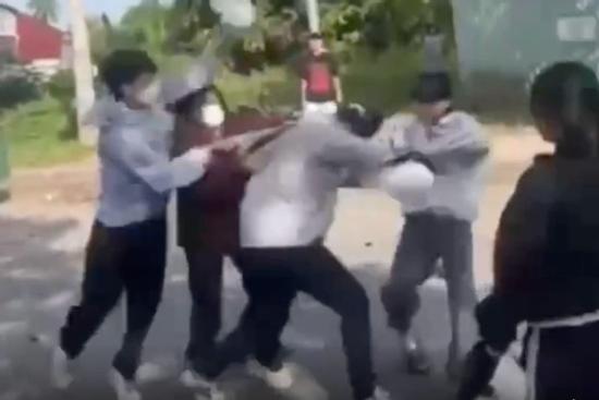 Nữ sinh miền Tây bị 7 người đánh hội đồng gãy xương mũi, chấn thương đầu