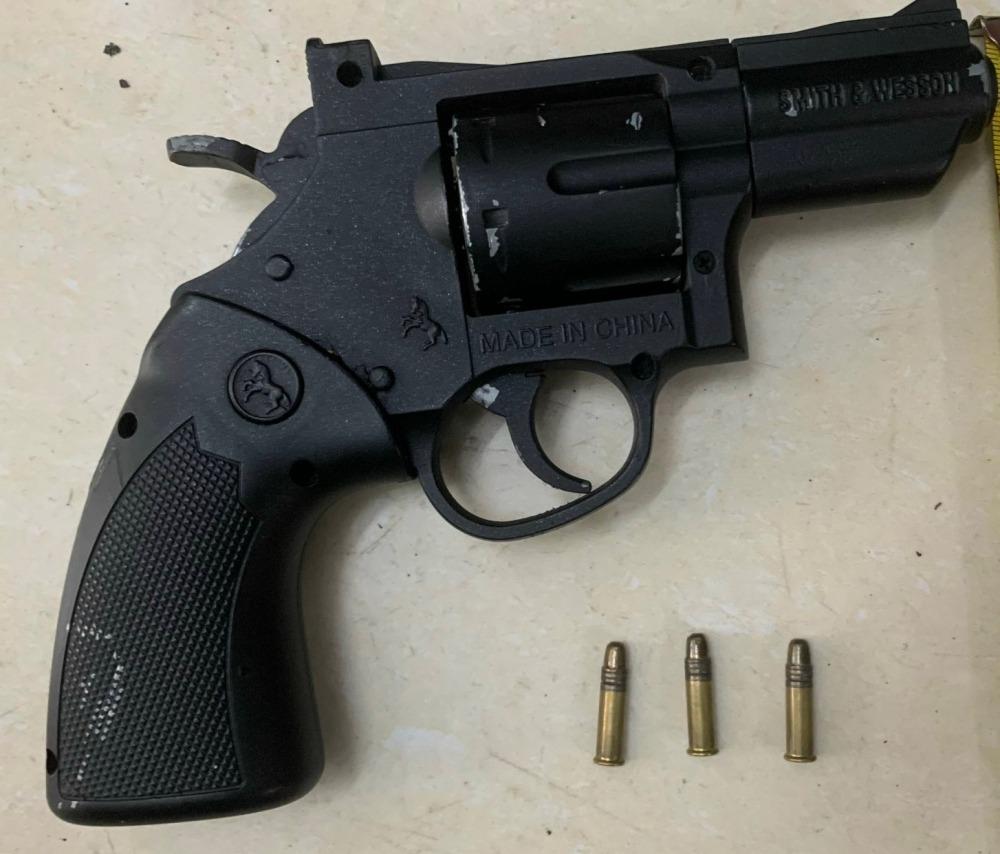 Bắt quả tang đối tượng thủ súng và tàng trữ ma túy-2