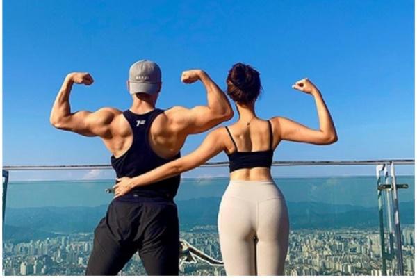 Cưới xong vợ luôn trốn tránh, chồng đi tìm mới biết cưới nhầm bà thím 50 tuổi-2