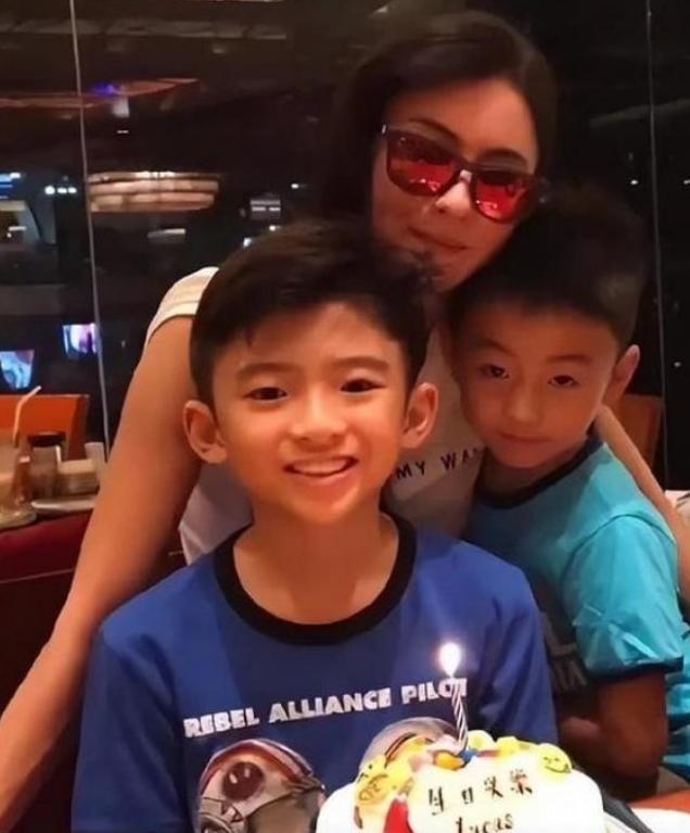 Phản ứng của quý tử nhà Trương Bá Chi gây sốc khi bố Tạ Đình Phong gửi bánh sinh nhật qua shipper-1