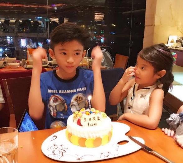 Phản ứng của quý tử nhà Trương Bá Chi gây sốc khi bố Tạ Đình Phong gửi bánh sinh nhật qua shipper-2