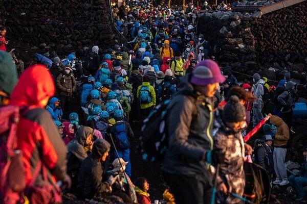 Du khách mòn mỏi đợi tuyết đầu mùa trên đỉnh núi nổi tiếng-3