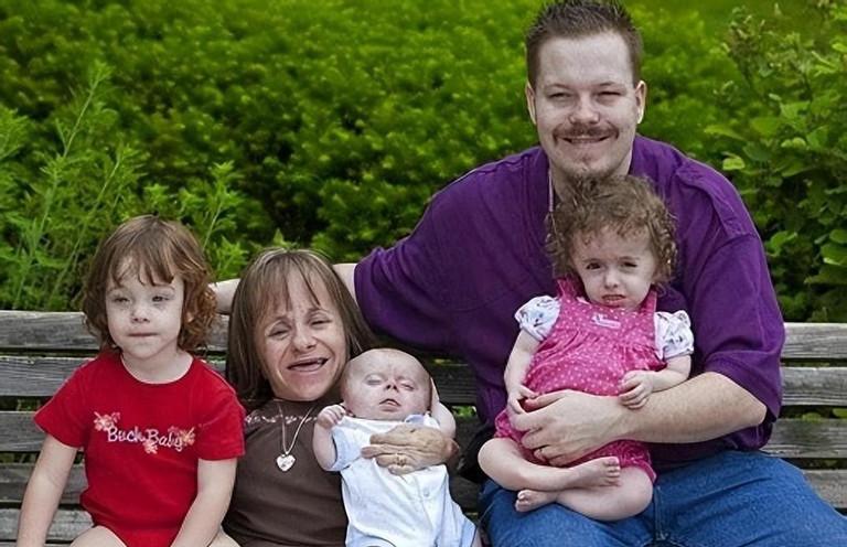 Người phụ nữ cao 70cm lấy soái ca cao 180cm, ba lần mạo hiểm sinh con-4