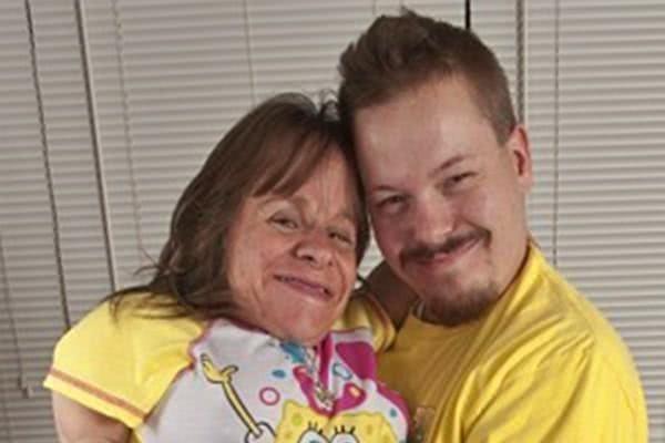 Trước khi bấm nút, mẹ đơn thân hỏi một câu khiến ông ngoại U55 bật cười-4