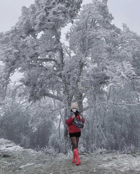 Đăng ảnh con gái ngắm băng giá trên đỉnh Mẫu Sơn, người mẹ bất ngờ bị dân mạng chỉ trích-3