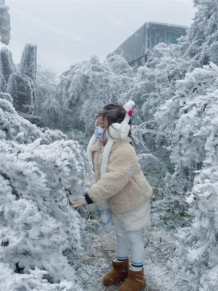 Đăng ảnh con gái ngắm băng giá trên đỉnh Mẫu Sơn, người mẹ bất ngờ bị dân mạng chỉ trích-4