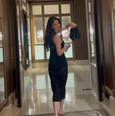 Han So Hee bị báo Hàn chỉ trích vì mặc váy xuyên thấu đáng xấu hổ-2