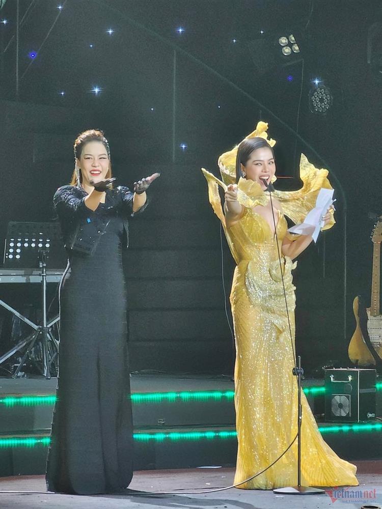 Lệ Quyên kém duyên phá kịch bản, cướp lời MC công bố kết quả Làn sóng xanh-1