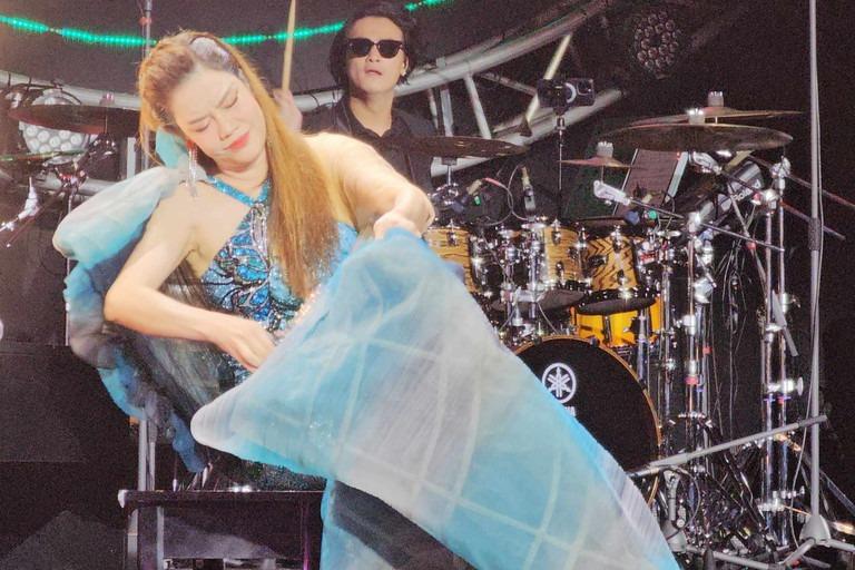 Chị đẹp Thu Phương nghẹn ngào cầm kéo cắt phăng chiếc váy trên sân khấu-1