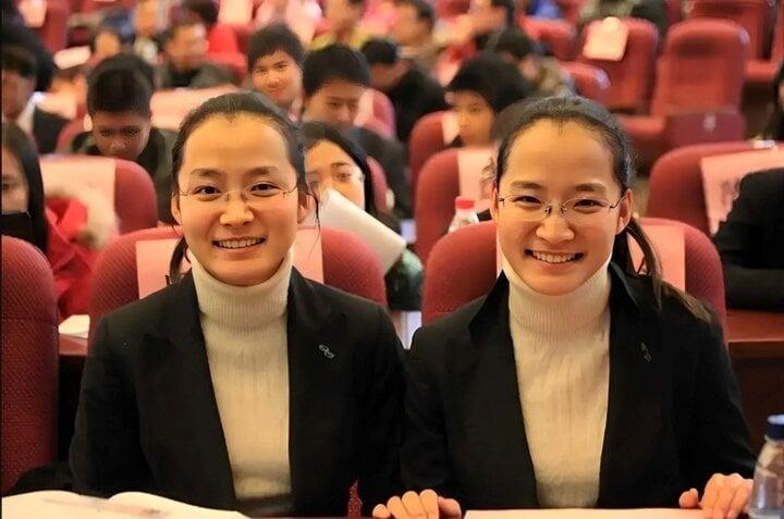 Cặp song sinh đạt học bổng đại học số 1 châu Á, trở thành giáo sư ở tuổi 35-1