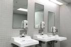 Trường học gỡ gương trong toilet vì học sinh nghiện quay TikTok