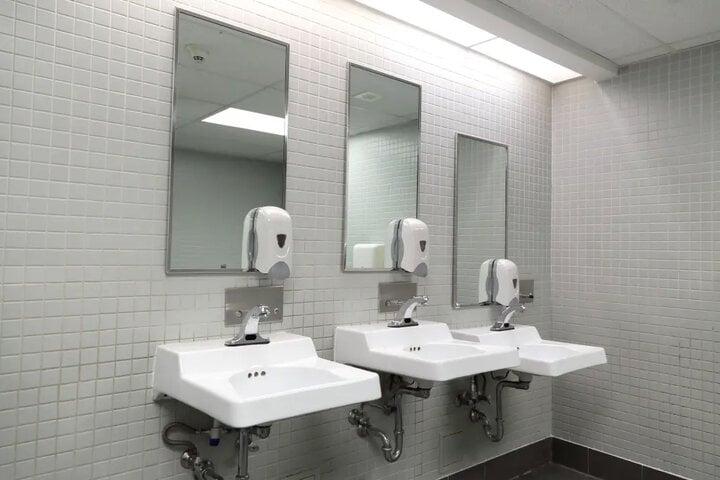 Trường học gỡ gương trong toilet vì học sinh nghiện quay TikTok-1