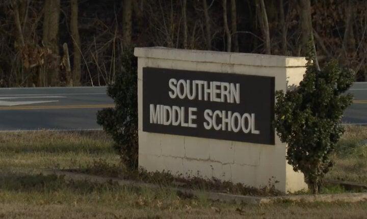 Trường học gỡ gương trong toilet vì học sinh nghiện quay TikTok-2