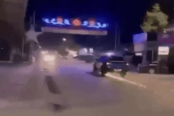 Xe bán tải gây tai nạn liên hoàn ở TPHCM, một shipper nhập viện cấp cứu-2