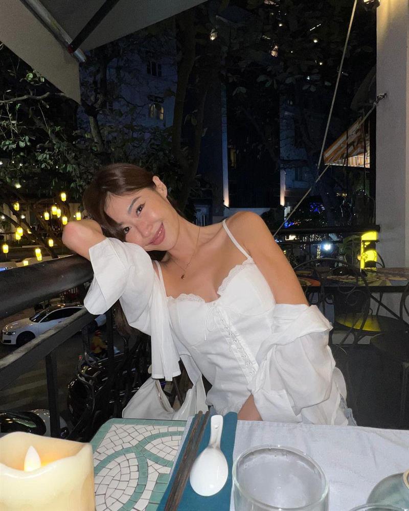 Gái xinh ngoại quốc gây chú ý với thời trang khi dạo chơi Hồ Gươm, phố cổ Hà Nội-4