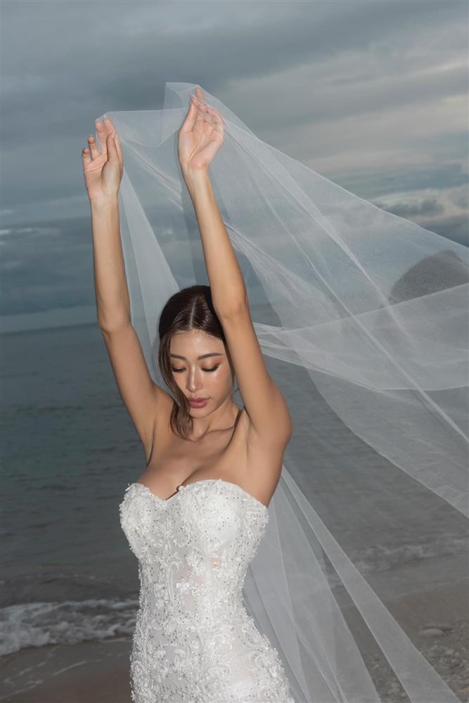 Gái xinh ngoại quốc gây chú ý với thời trang khi dạo chơi Hồ Gươm, phố cổ Hà Nội-6