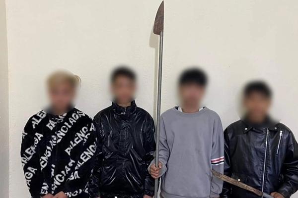 19 học sinh cầm dao phóng lợn thị uy trên đường-2