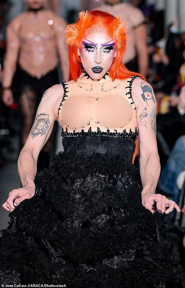 Người mẫu mặc phục trang tạo hiệu ứng khỏa thân gây sửng sốt-1