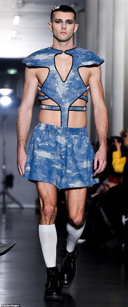 Người mẫu mặc phục trang tạo hiệu ứng khỏa thân gây sửng sốt-4