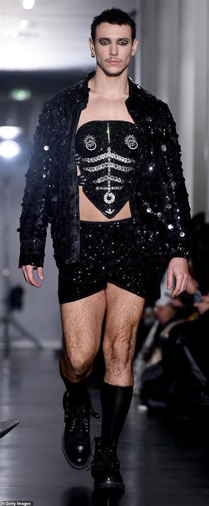 Người mẫu mặc phục trang tạo hiệu ứng khỏa thân gây sửng sốt-12