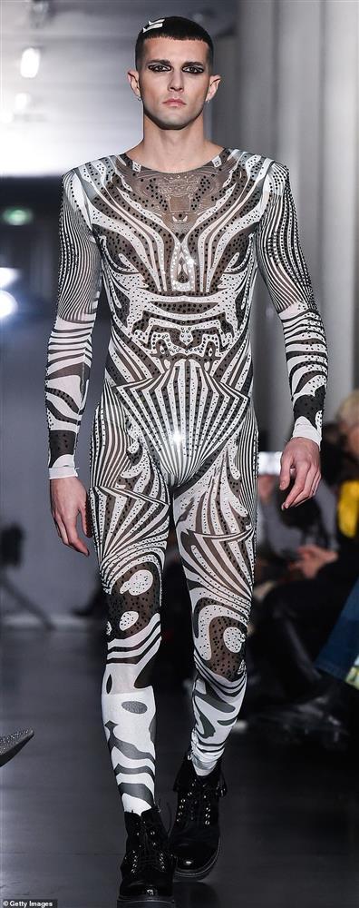 Người mẫu mặc phục trang tạo hiệu ứng khỏa thân gây sửng sốt-6