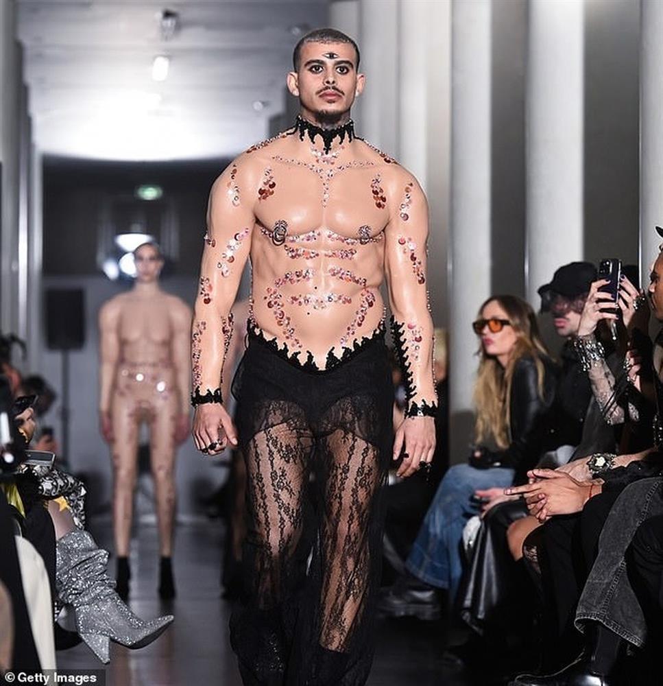 Người mẫu mặc phục trang tạo hiệu ứng khỏa thân gây sửng sốt-7