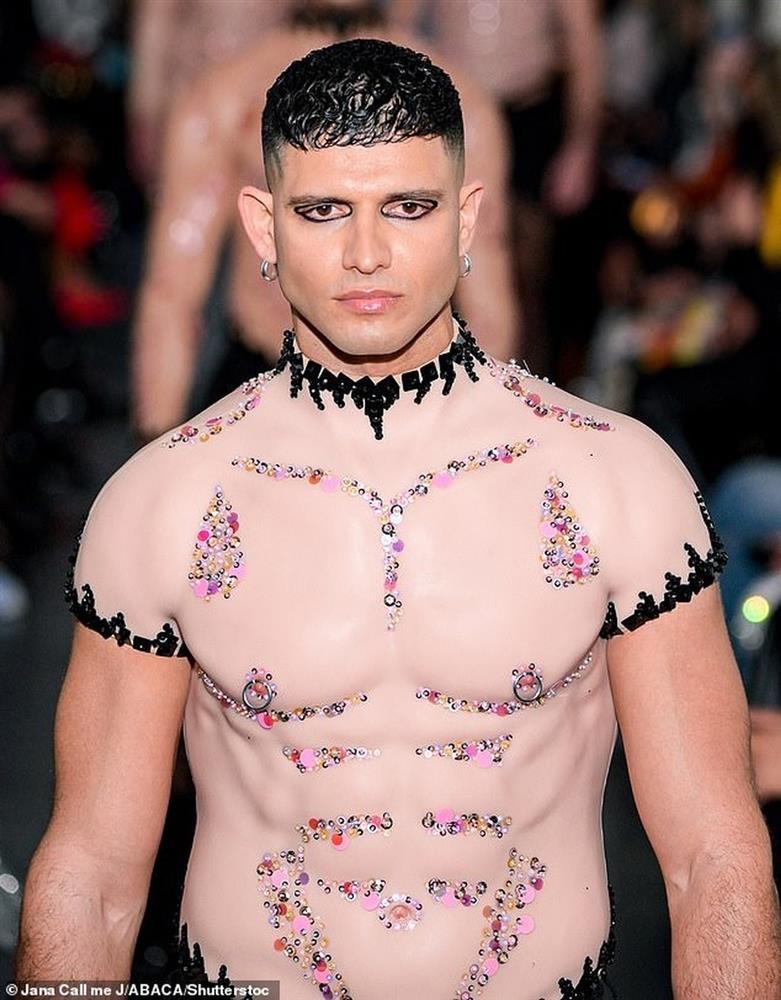 Người mẫu mặc phục trang tạo hiệu ứng khỏa thân gây sửng sốt-9