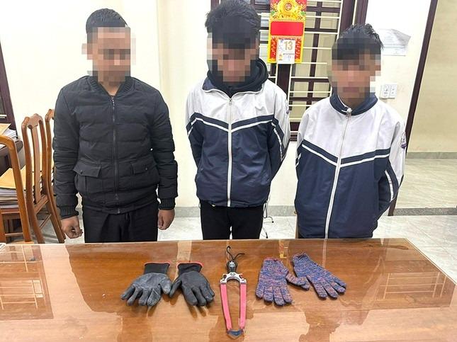 Bắt nhóm trộm nhí chuyên đập kính xe ô tô trên địa bàn TP. Đồng Hới-2