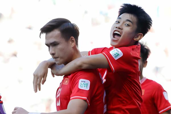 HLV Troussier trải lòng trong ngày tuyển Việt Nam về nước-3