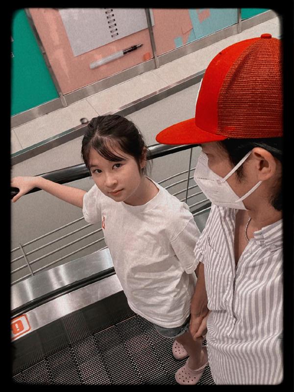 Con gái Huy Khánh 12 tuổi có vẻ ngoài dễ thương giống bố mẹ thế nào?-1