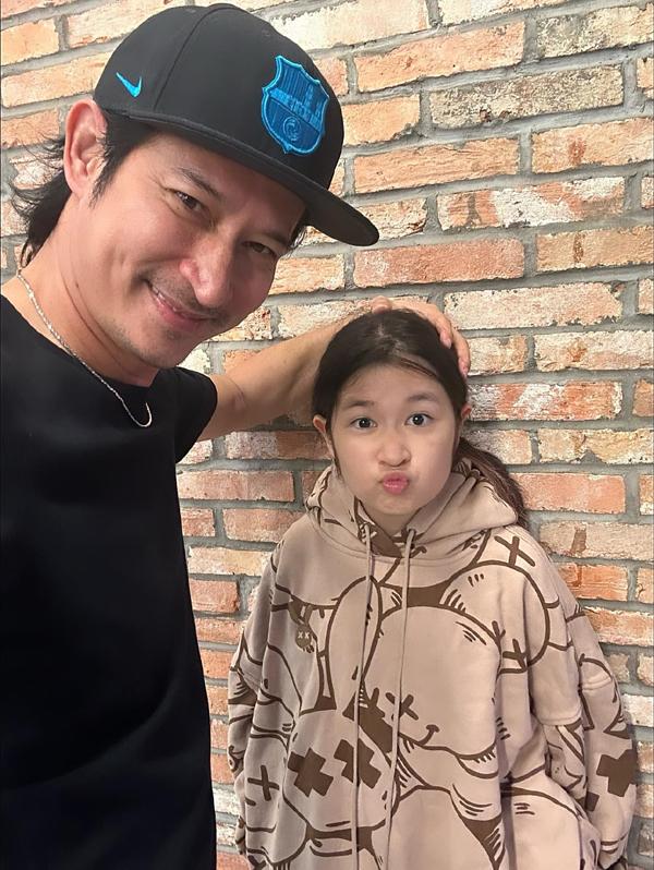 Con gái Huy Khánh 12 tuổi có vẻ ngoài dễ thương giống bố mẹ thế nào?-4