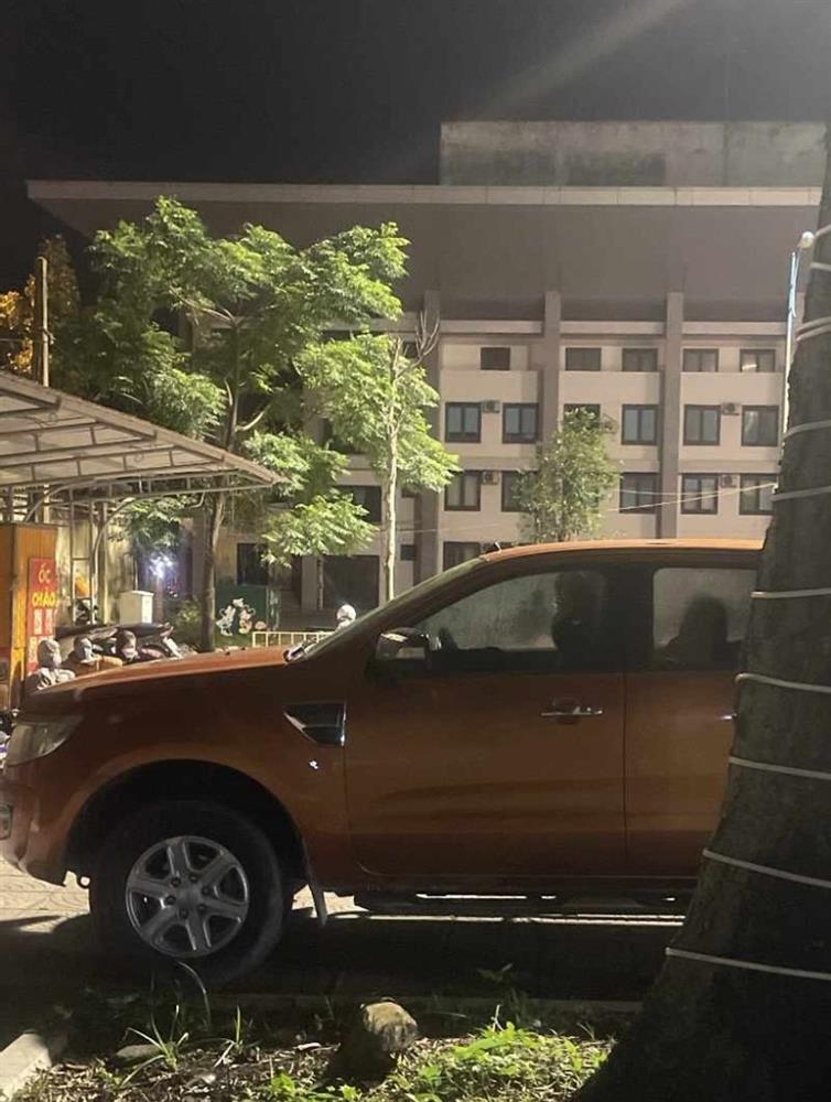 Con nợ đến nhà đe dọa giết chủ nợ, rồi tự tử trên ô tô-1