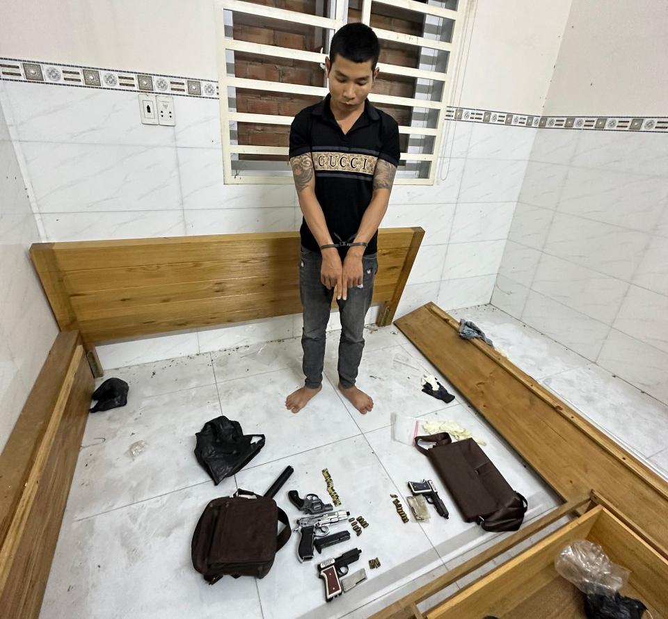 Trinh sát phát hiện đối tượng tàng trữ 4 khẩu súng cùng 59 viên đạn-2