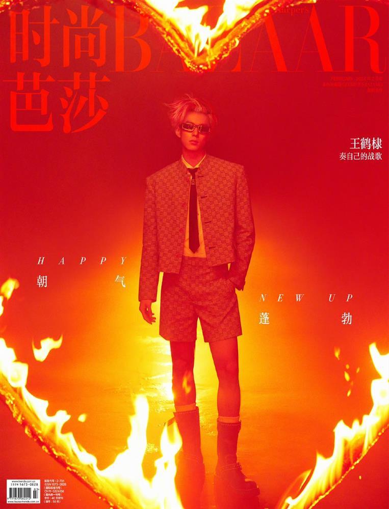 Vương Hạc Đệ thần thái rực lửa, khoe cơ bụng hờ hững trên bìa tạp chí Harper’s Bazaar số tháng 2/2024-1