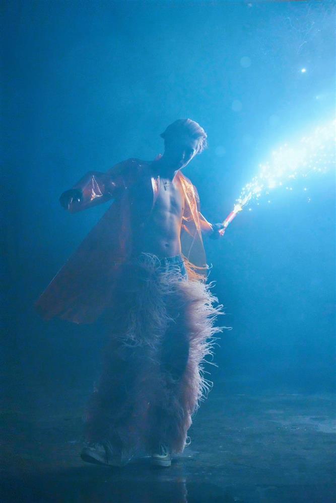 Vương Hạc Đệ thần thái rực lửa, khoe cơ bụng hờ hững trên bìa tạp chí Harper’s Bazaar số tháng 2/2024-3