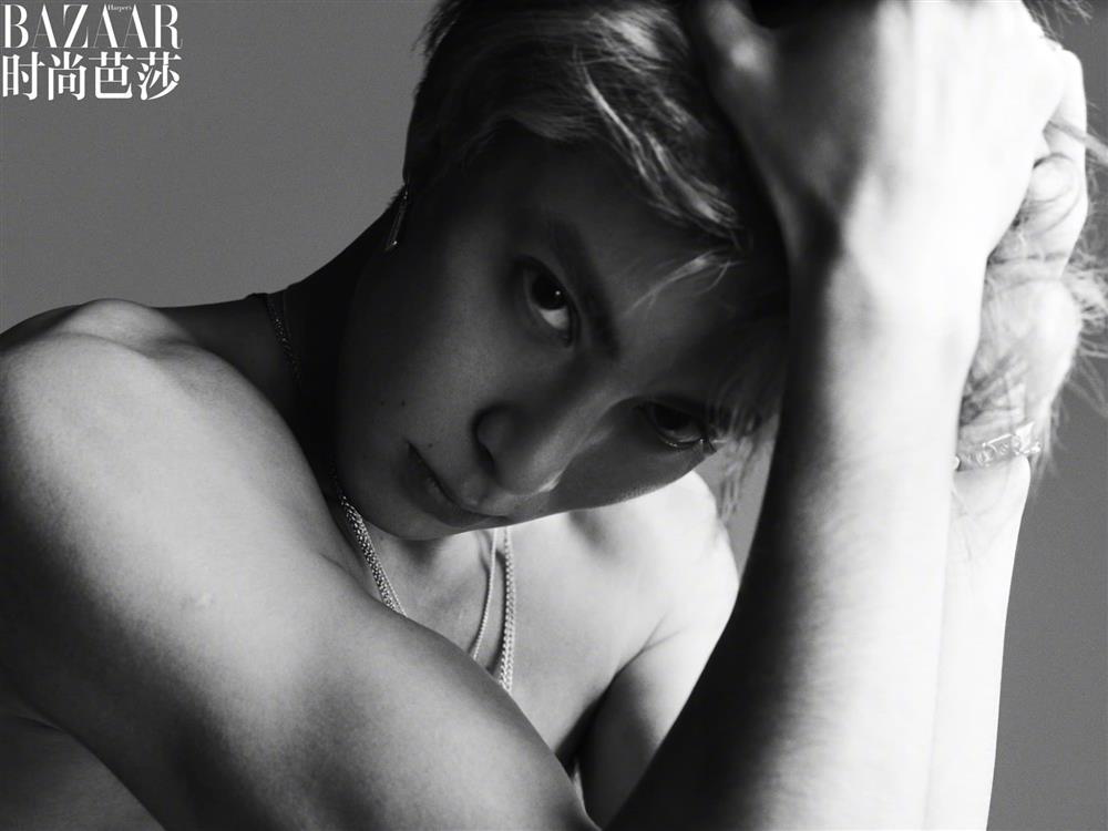 Vương Hạc Đệ thần thái rực lửa, khoe cơ bụng hờ hững trên bìa tạp chí Harper’s Bazaar số tháng 2/2024-4