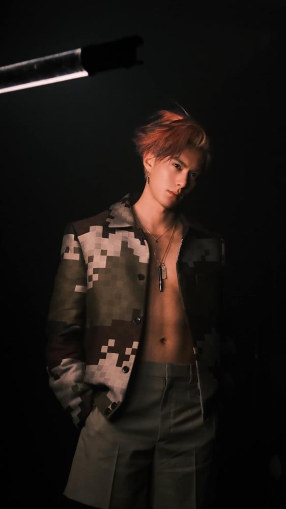 Vương Hạc Đệ thần thái rực lửa, khoe cơ bụng hờ hững trên bìa tạp chí Harper’s Bazaar số tháng 2/2024-6