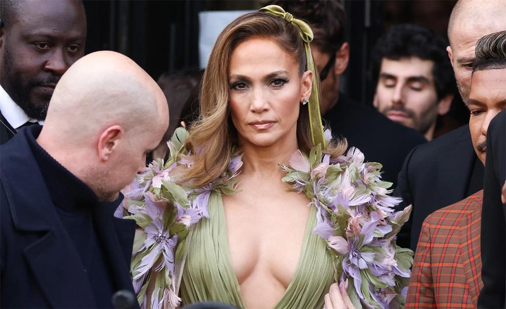 Jennifer Lopez gây sốt khi mặc váy lộ ngực đi xem thời trang-1