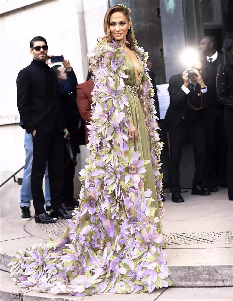 Jennifer Lopez gây sốt khi mặc váy lộ ngực đi xem thời trang-3