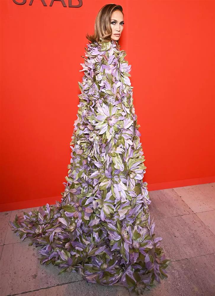 Jennifer Lopez gây sốt khi mặc váy lộ ngực đi xem thời trang-4