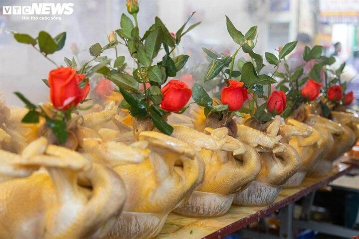 Xếp hàng mua gà ngậm hoa hồng ở khu chợ nhà giàu nổi tiếng Hà Nội-1