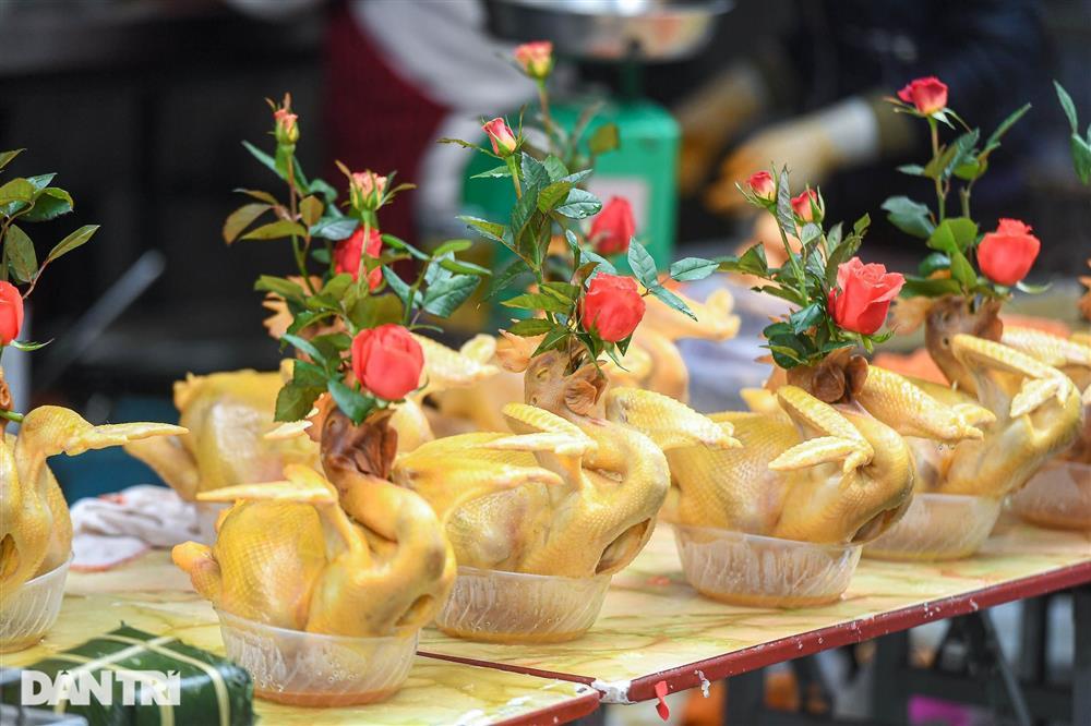Xếp hàng mua gà ngậm hoa hồng ở khu chợ nhà giàu nổi tiếng Hà Nội-2