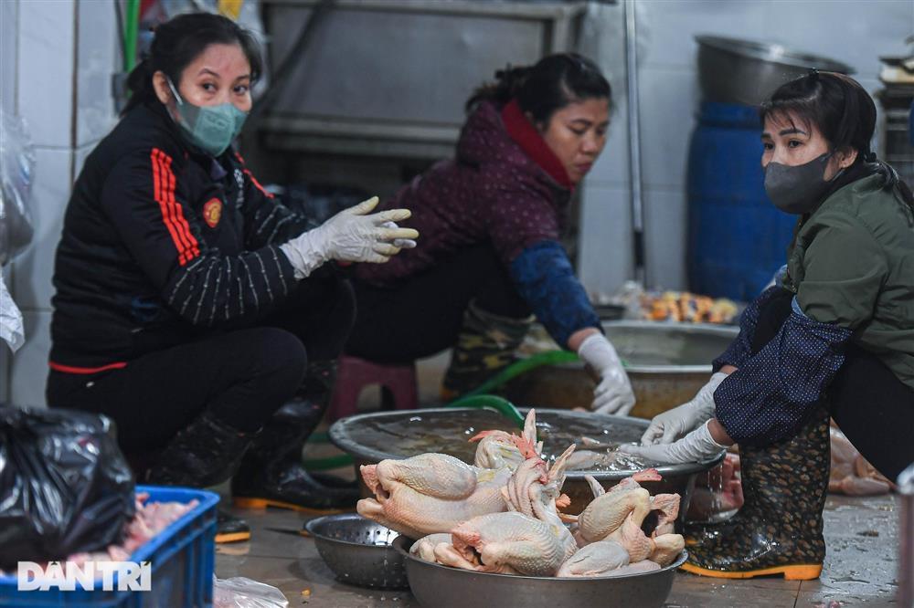Xếp hàng mua gà ngậm hoa hồng ở khu chợ nhà giàu nổi tiếng Hà Nội-3