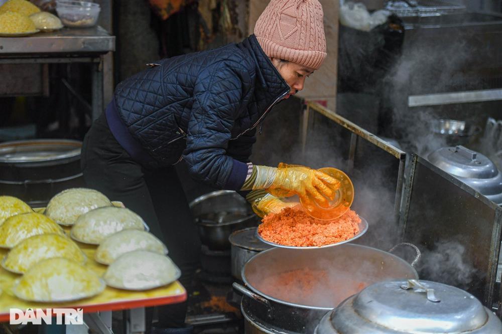 Xếp hàng mua gà ngậm hoa hồng ở khu chợ nhà giàu nổi tiếng Hà Nội-4