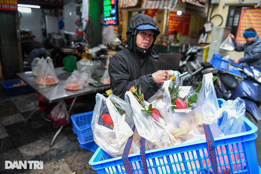 Xếp hàng mua gà ngậm hoa hồng ở khu chợ nhà giàu nổi tiếng Hà Nội-5