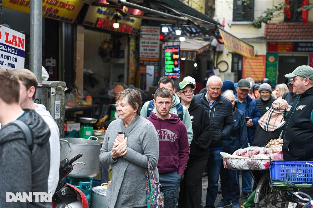 Xếp hàng mua gà ngậm hoa hồng ở khu chợ nhà giàu nổi tiếng Hà Nội-6