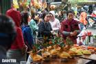 Xếp hàng mua gà ngậm hoa hồng ở 'khu chợ nhà giàu' nổi tiếng Hà Nội